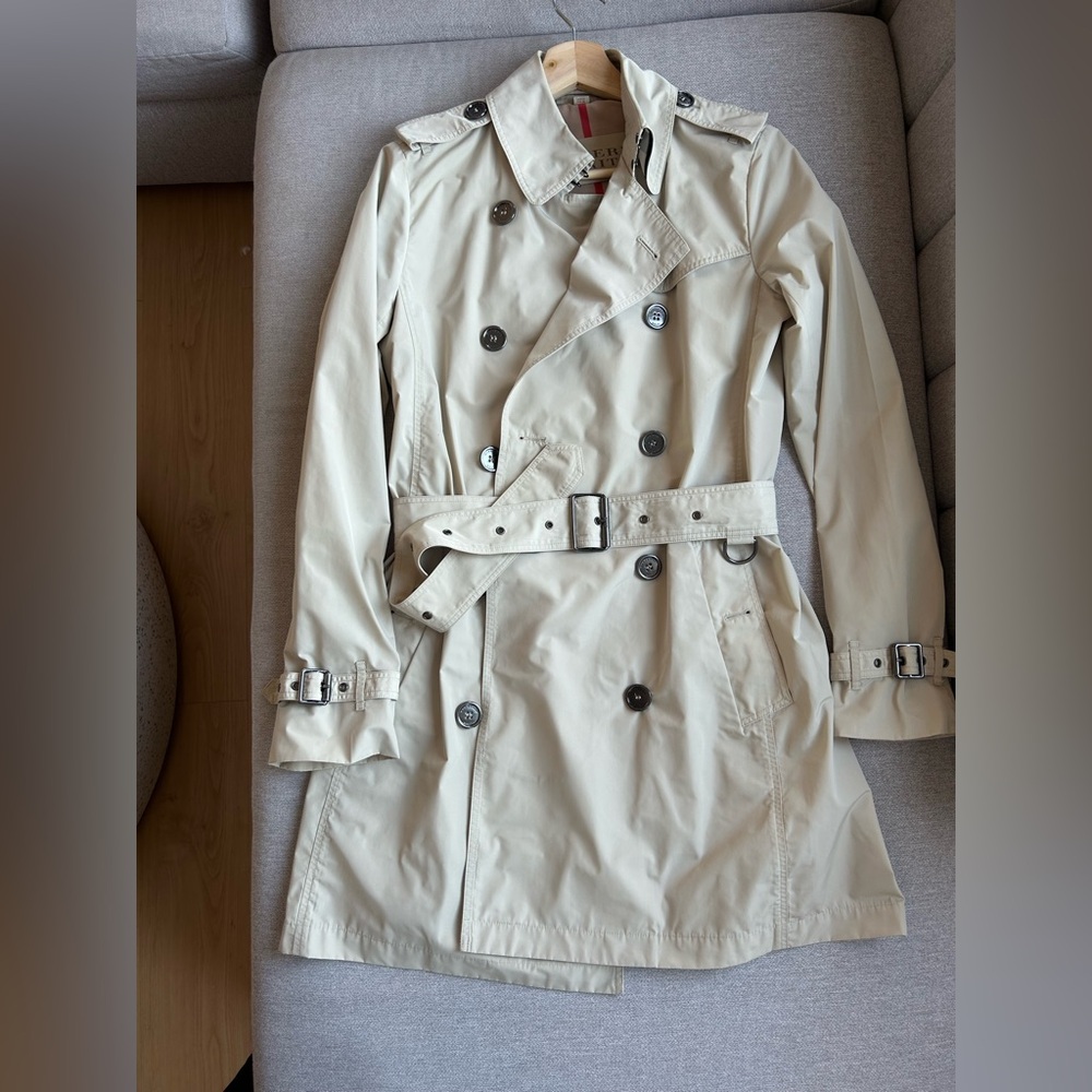 Burberry Women’s Kensington trench coat mid length, honey color, size S, 2799$